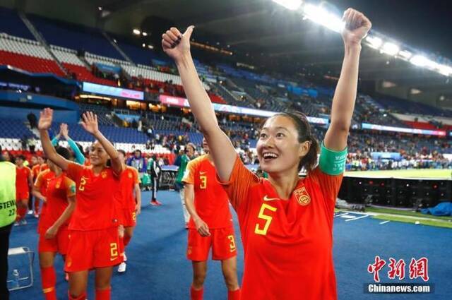 资料图：吴海燕（右一）在赛后庆祝胜利。当日，在法国巴黎举行的2019年国际足联女足世界杯B组小组赛中，中国队以1比0战胜南非队。中新社记者富田摄