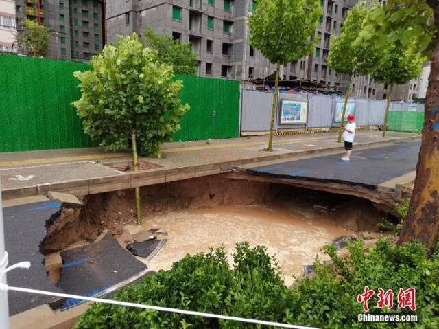 7月21日，河南，郑州暴雨第二日，经过一夜的抢险救援积水路段的积水明显下降，但街头仍有多处积水严重。图为洪水消退后的郑州街头。中新社记者李贵刚摄
