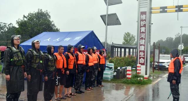 7月20日，在焦作市博爱县磨头镇陈庄村丹河险工段，防汛人员集合并准备开始巡查险情。新华社记者李嘉南摄