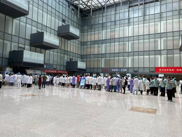 实探南京多家医院和景区：核酸检测排长队，景区人流锐减