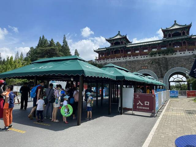 实探南京多家医院和景区：核酸检测排长队，景区人流锐减