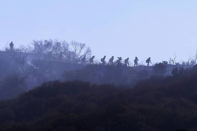 烟雾笼罩下的加利福尼亚州山火救援人员