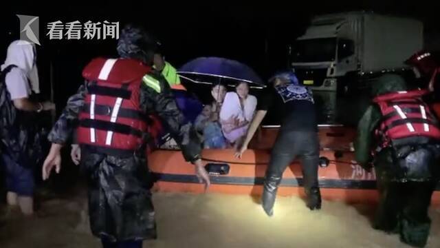 视频｜消防奋战18小时往返90余次 救出320余名被困者