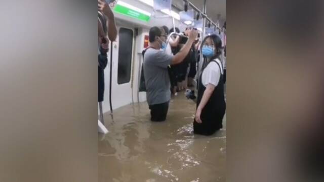 郑州地铁5号线被困亲历者讲述“惊魂”120分钟