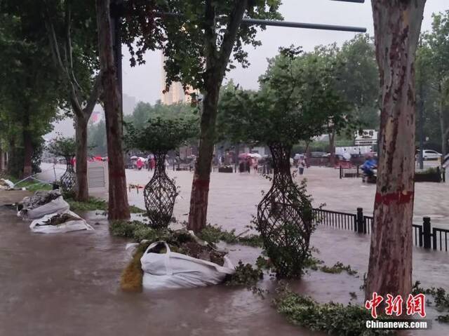 直击郑州罕见强降雨：整座城都“泡”在水中