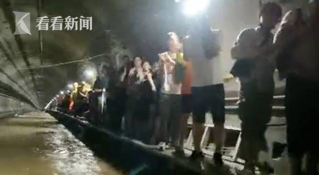 视频｜郑州地铁隧道内被洪水逼停 消防员搭绳桥救援