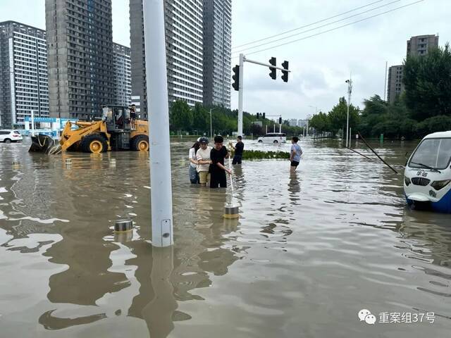 女子暴雨中被困郑州地铁车厢后去世：曾给大家鼓劲儿