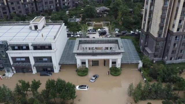 郑州暴雨致一小区成孤岛 数百人被水围困等待救援