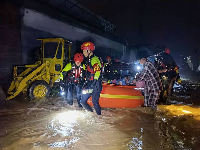 河南汤阴发布暴雨红色预警，河北消防连夜救出数百被困村民