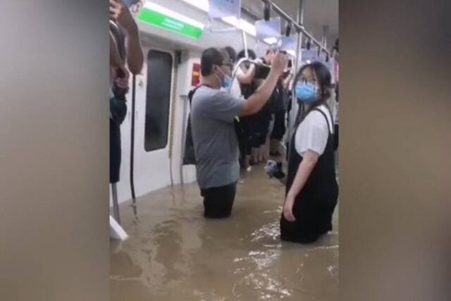 部分市民被困在郑州地铁五号线车厢内