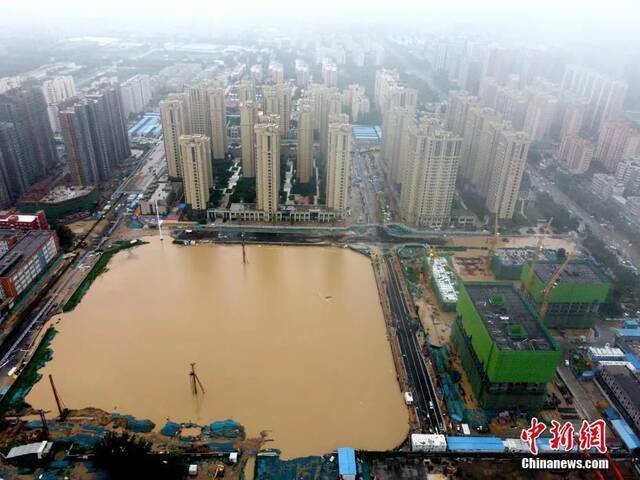 7月21日，暴雨导致郑州城区积水严重。中新社发王中举摄图片来源：CNSPHOTO