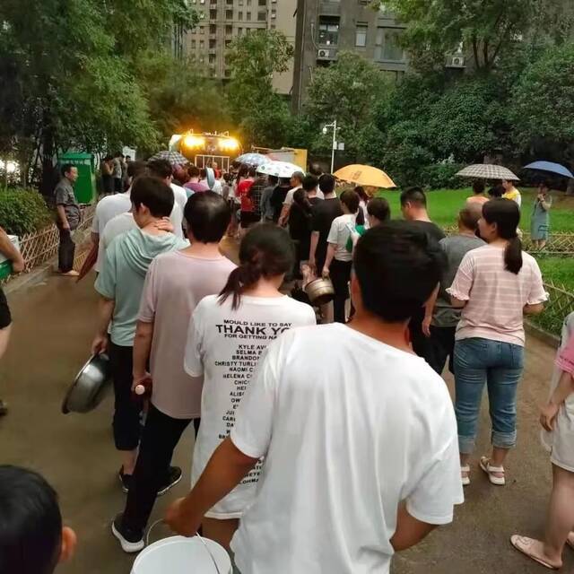 取水点前排起了长队。图/受访者提供