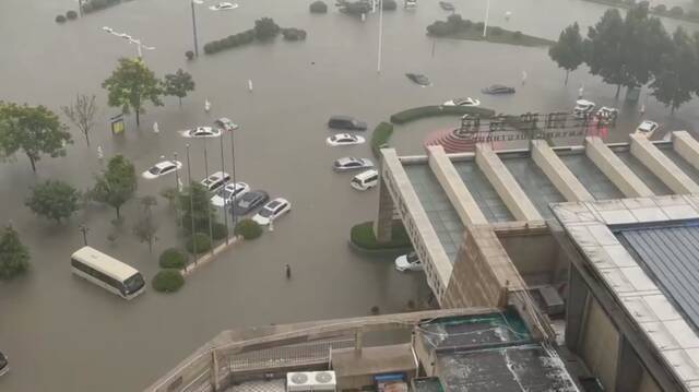 河南暴雨已致33人遇难，8人失踪！雨量破极值！7省1800名消防员增援河南！