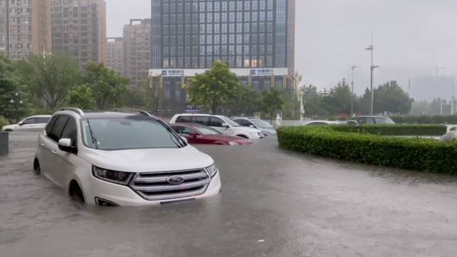 河南暴雨已致33人遇难，8人失踪！雨量破极值！7省1800名消防员增援河南！