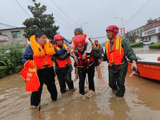 湖北消防援豫指战员疏散营救被困群众830名