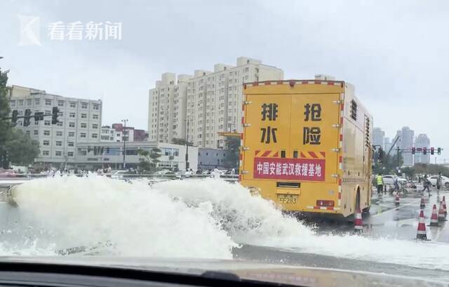 视频｜24小时作业！专业队伍陆续赶到 隧道积水排水中