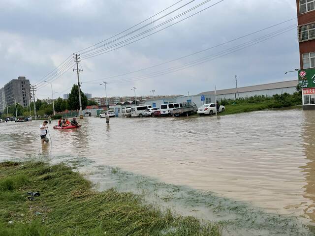 直击河南灾情：有地方断水断电已数日，仍有居民被困