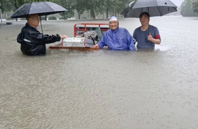 雨中忙碌的后勤人员。郑州大学官方微信公众号图