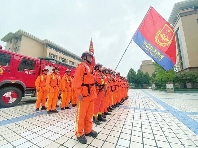 ▲山西省消防救援人员迅速集结，赶赴河南抗洪救援。