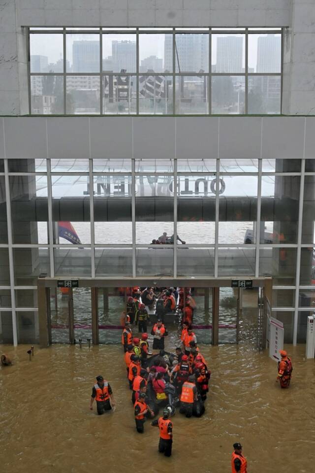 2021年7月22日，郑州市中牟县阜外华中医院，门诊大厅一楼积水过膝。众多救援队在水中实施救援。本文图片均为澎湃新闻记者孙湛图