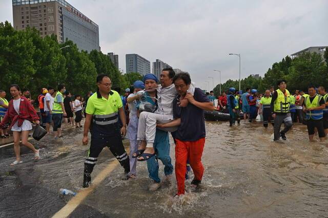 被困48小时！郑州阜外医院三千人生死大转移