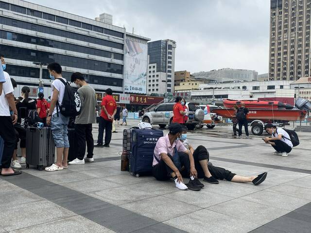 郑州车站仍滞留大量人员。本文图片澎湃新闻记者薛莎莎摄
