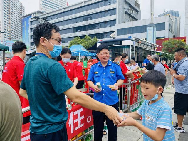 探暴雨后的郑州火车站：有旅客已滞留4天，志愿者免费发物资