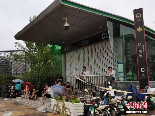 图为7月20日晚发生险情的郑州地铁五号线沙口路站出站口。中新社记者李贵刚摄