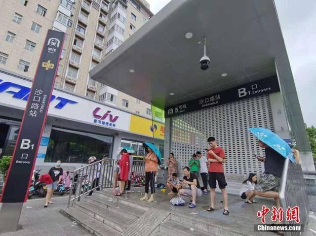 图为7月20日晚发生险情的郑州地铁五号线沙口路站出站口。中新社记者李贵刚摄