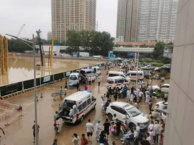 7月21日，郑大一附院河医院区住院患者转运到其他院区。受访者供图