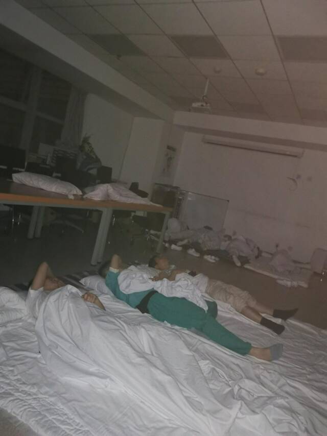 7月20日晚，郑大一附院停电后，方泽民（中）与同事在医院打地铺。受访者供图