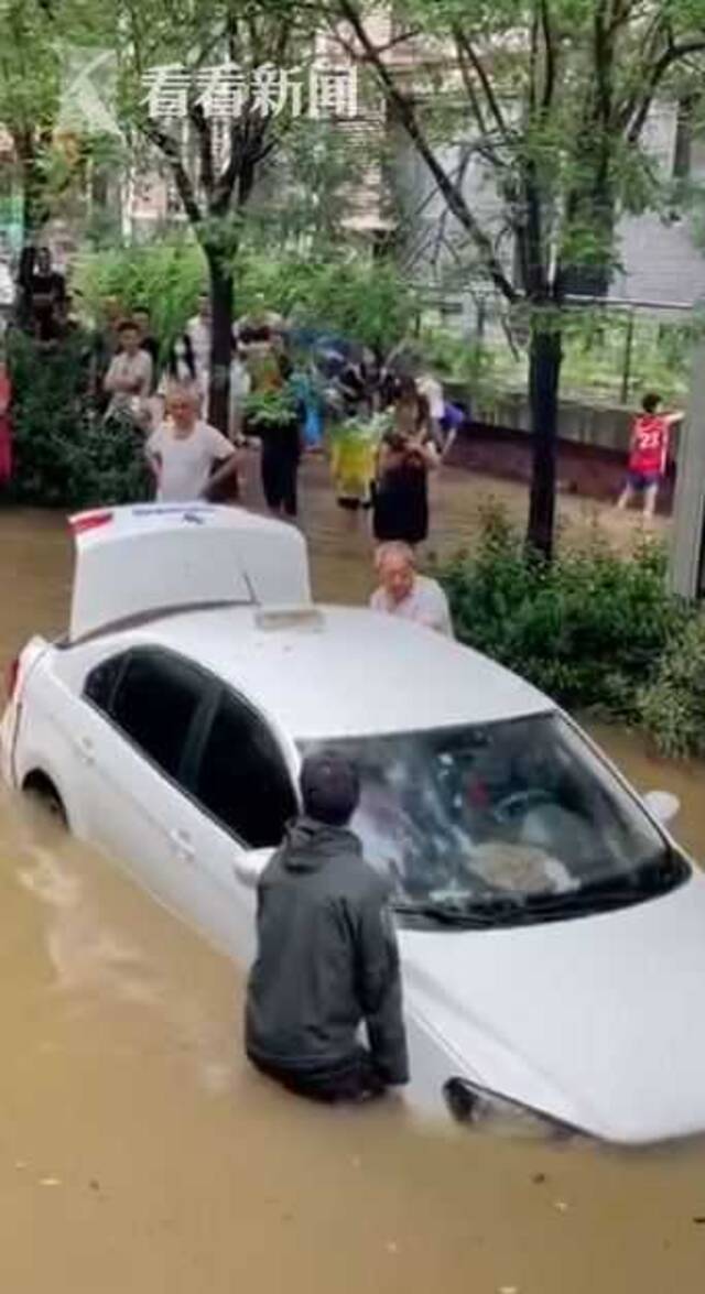 团结一心！暴雨致小区车辆被淹 业主们合力捞车