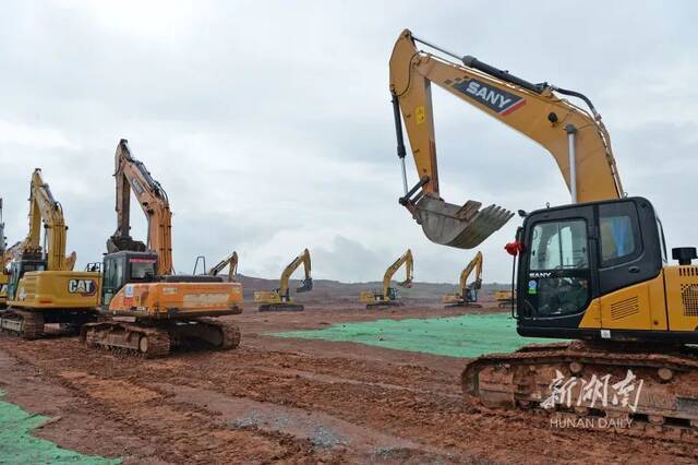 ▲6月28日，长沙机场改扩建工程综合交通枢纽主体工程正式开工建设。（湖南日报·新湖南客户端记者李健摄）