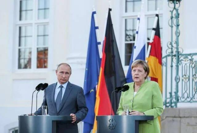 ▲2018年8月18日，德国总理默克尔（右）与来访的俄罗斯总统普京共同出席新闻发布会。图片来源：新华社