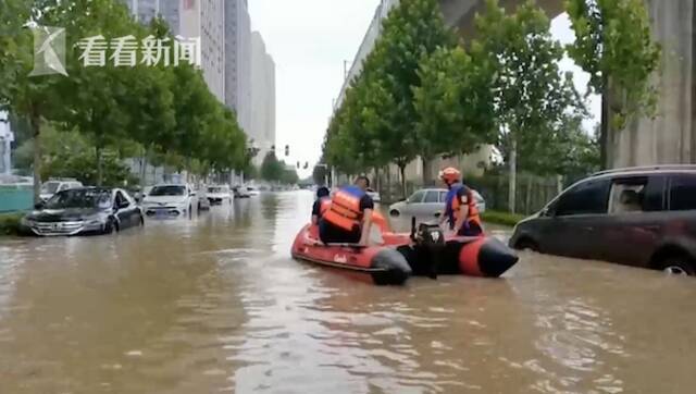 视频｜一人一艇！小伙连续转移100多名群众现场累倒