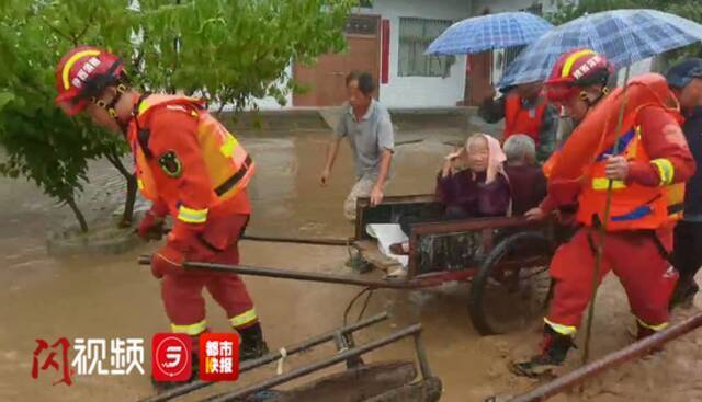 紧急！陕西商洛暴雨 有道路冲毁、人员被困 救援正在进行中