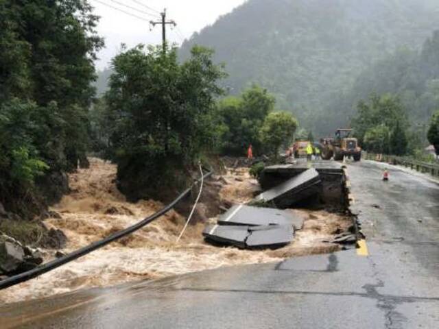 紧急！陕西商洛暴雨 有道路冲毁、人员被困 救援正在进行中