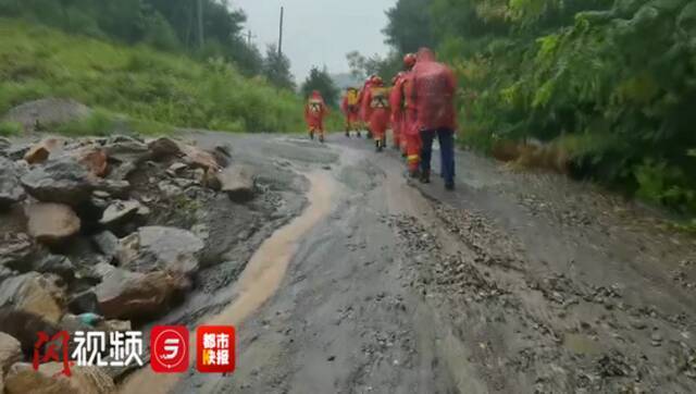 紧急！陕西商洛暴雨 有道路冲毁、人员被困 救援正在进行中