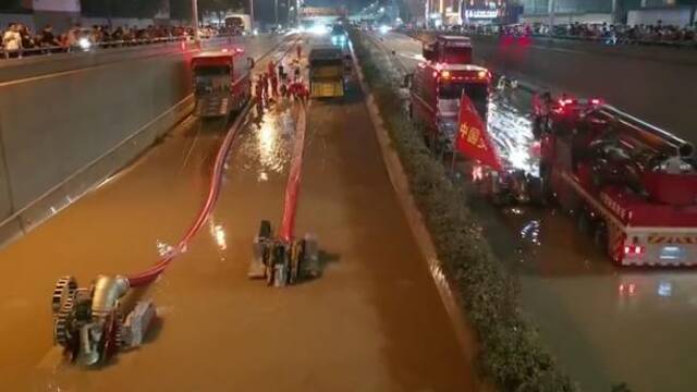 8小时排水近2万方 重庆救援队紧急驰援河南