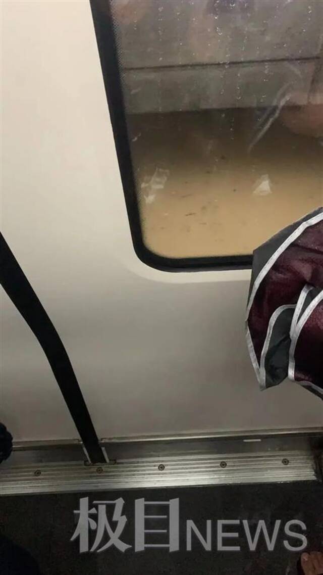 郑州地铁5号线乘客自救后返回砸窗救人：当时超级害怕 只想尽最后一点力量