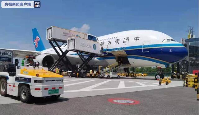 南航“空中巨无霸”重回京广航线 空客A380亮相大兴机场“兴快线”