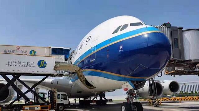 南航“空中巨无霸”重回京广航线 空客A380亮相大兴机场“兴快线”