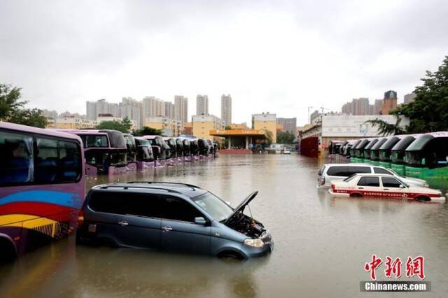 7月21日，暴雨导致郑州城区积水严重。中新社发王中举摄图片来源：CNSPHOTO