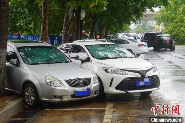 郑州街头因暴雨受损的车辆。刘鹏摄