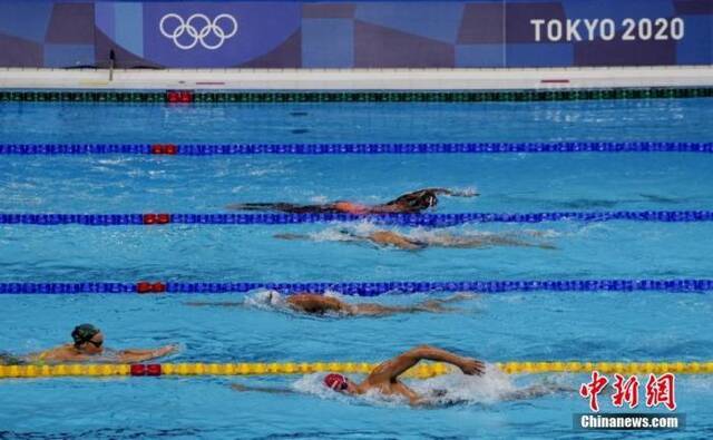 7月21日，参加东京奥运会游泳比赛的选手在东京水上运动中心训练。中新社记者杜洋摄