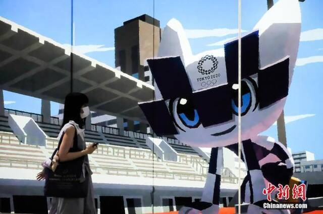 资料图：日本东京街头张贴巨型奥运吉祥物宣传画。图片来源：Sipaphoto版权作品