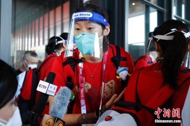 7月19日，参加东京奥运会的中国女排队员抵达东京成田机场。图为朱婷接受媒体采访。中新社记者韩海丹摄