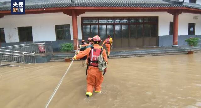 70余人被困！陕西商洛一景区因连续降雨突发洪水