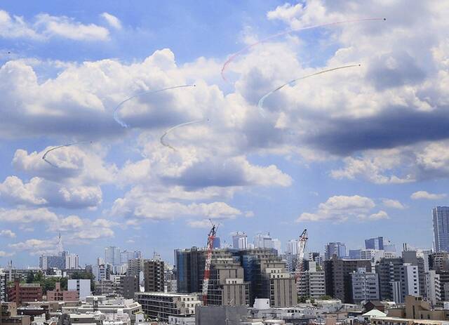 东京奥运会今日开幕 日本特技飞行队在东京上空“画出”五环