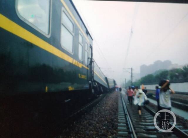 ·7月20日，途经郑州的k599次列车因大雨冲垮路基，导致车厢倾斜。图片来源：上游新闻。
